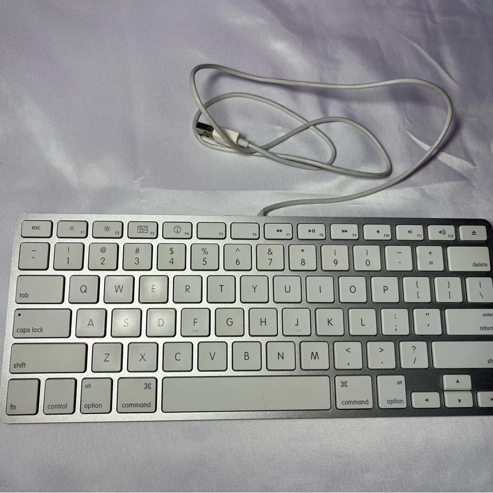 Apple‎ A1243 Wired Keyboard White Slim USB Full Size